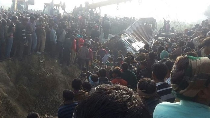 Pri zrážke nákladného auta a školského autobusu zahynulo najmenej 24 detí