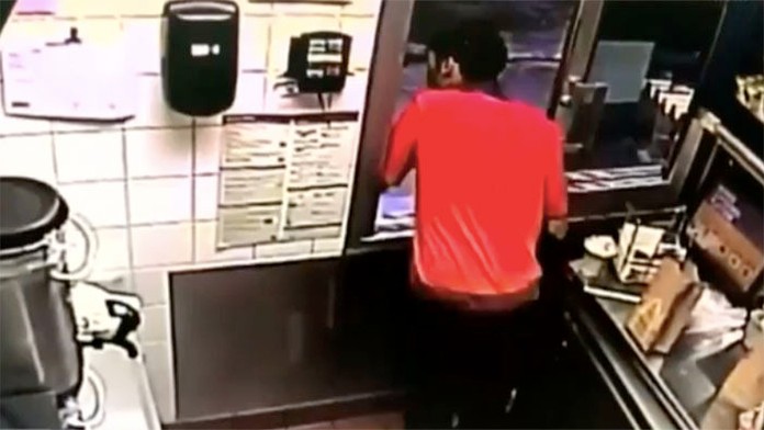 Mladík konal rýchlo a v sekunde vyskočil z okna.