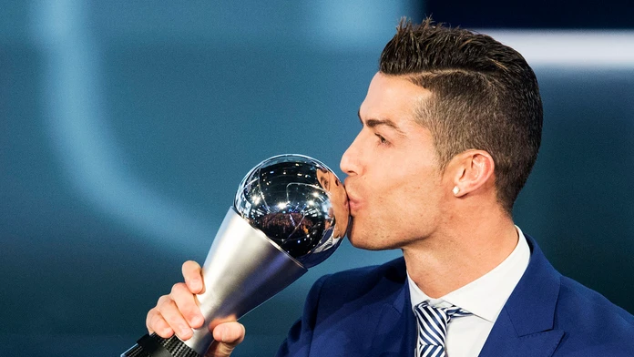 Cristiano Ronaldo bozkáva trofej pre Futbalistu roka 2016.