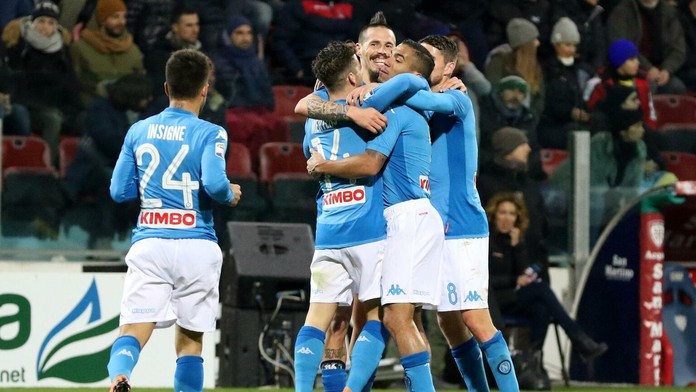 Uprostred slovenský hráč Neapola Marek Hamšík oslavuje svoj gól.