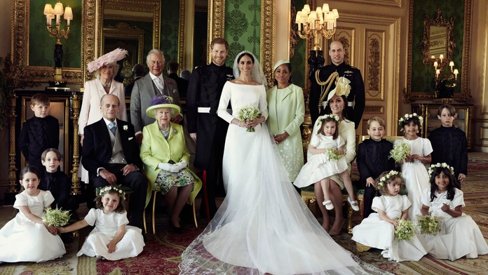 Kráľovský palác zverejnil oficiálne fotografie Harryho a Meghan s rodinou