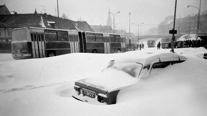 Zaviate auto na Zochovej ulici v Bratislave na archívnej snímke z 12. januára 1987.