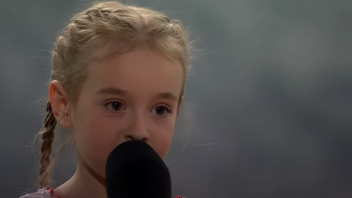 VIDEO: Dievča, ktoré v kryte na Ukrajine spievalo hit z filmu Frozen, vystúpilo na koncerte pred plným hľadiskom