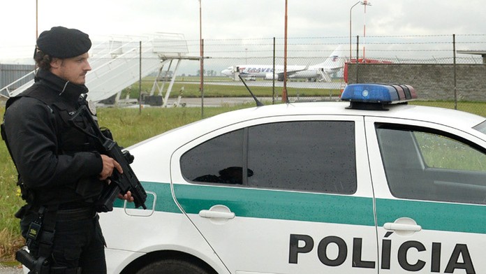 Príslušník polície na letisku v Košiciach.