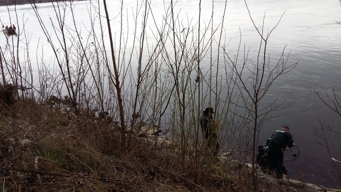 Policajní potápači idú hľadať nezvestného Filka do Dunaja.