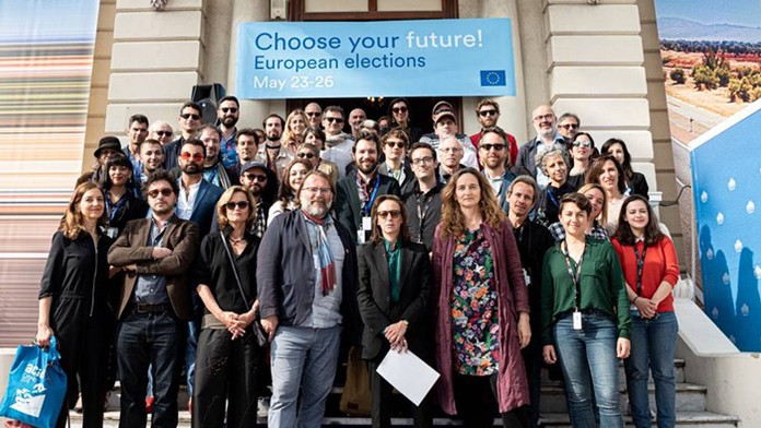 Zľava Dylan Gambrell, Tim Heed a Martin Jones zo San Jose reagujú po dueli semifinále proti St. Louis.