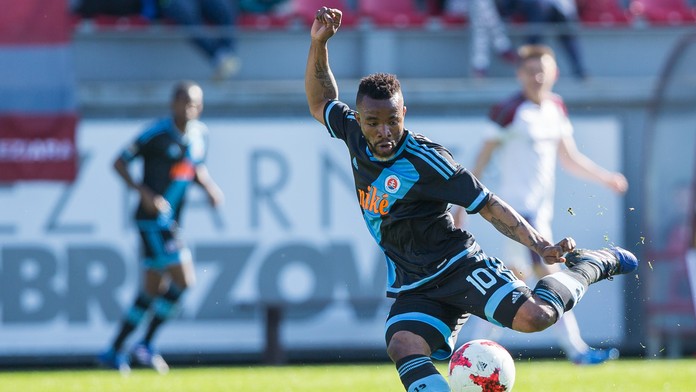 Seydouba Soumah (Slovan) strieľa v zápase s Podrezovou.