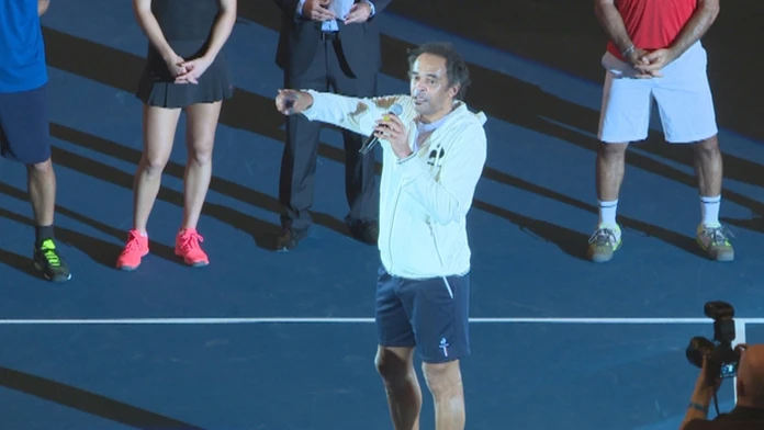 Yannick Noah v NTC na záver tenisovej exhibície.