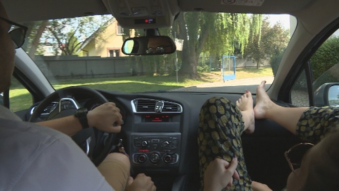 Sklopené sedadlá, vyložené nohy... Stačí okamih a takéto pohodlie nás v prípade nehody môže stáť aj život.