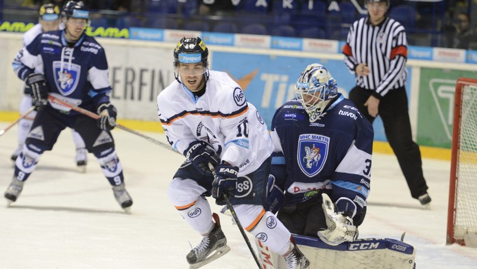 Na snímke uprostred Jakub Suja (HC Košice), vpravo brankár Martina Mathieu Corbeil.