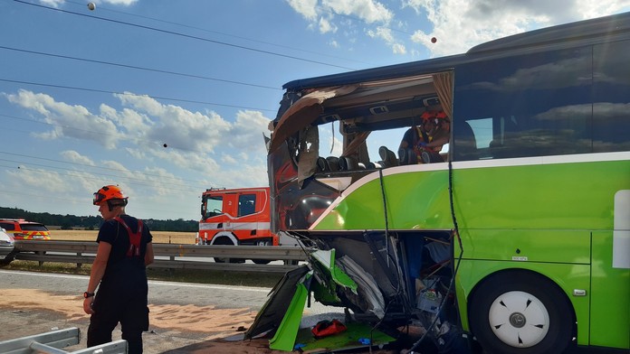 Zrážka dvoch autobusov na D2 neďaleko Brna. V nemocnici skončilo aj šesť zranených Slovákov
