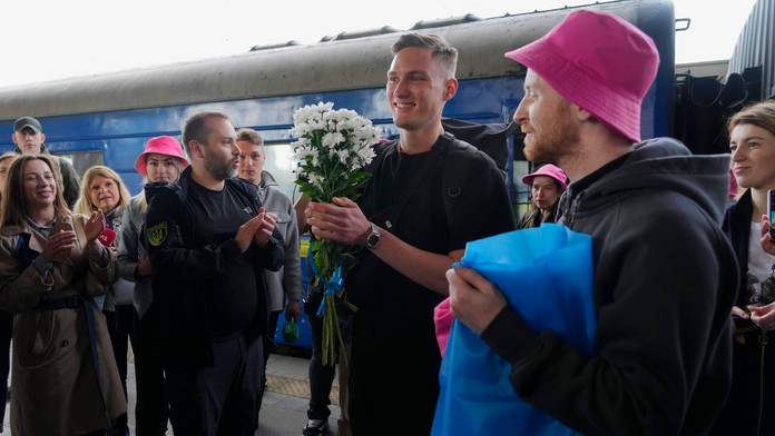 Návrat domov na Ukrajinu. Víťazi tohtoročnej Euróvízie zahrali hit na hraniciach