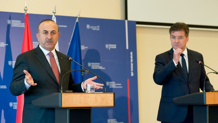 Turecký minister zahraničných vecí Mevlüt Čavušoglu a minister zahraničných vecí  SR Miroslav Lajčák.