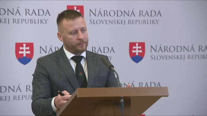 Posudok, na ktorý sa odvolával Kotlár, má vážny problém. Pekovej hrozí zrušenie oprávnenia