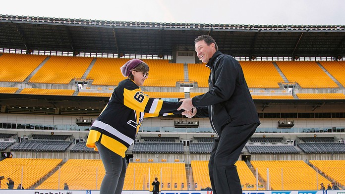 Legenda NHL Mario Lemieux (vpravo) korčuľuje s Lily Tarasiewicz, ktorá vyhrala boj s Hodkginovou chorobou.