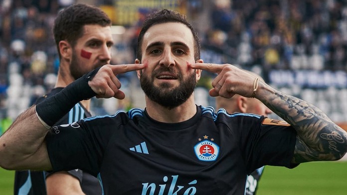 Rozhadzuje peniaze a pred zápasmi je burgre, tak Weiss zatvára oči. Ale na nohách nosí Šmolkov a svetovú kvalitu