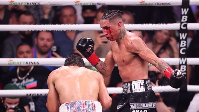 Mario Barrios (vpravo) vs Keith Thurman.