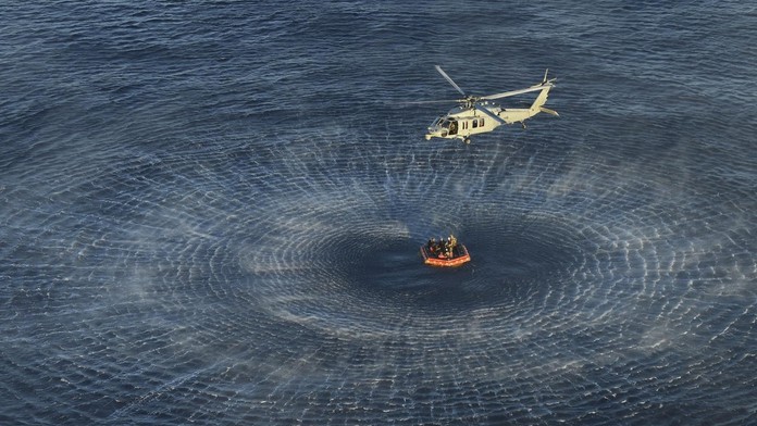 Na snímke astronauti misie Artemis II počas pristávania do vôd Tichého oceánu.