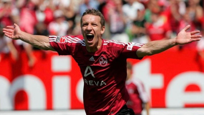 Pred zápasmi jedol klobásy a kraľoval Bundeslige, do veľkoklubu ho nepustili. Fantóm je v Nemecku ako boh