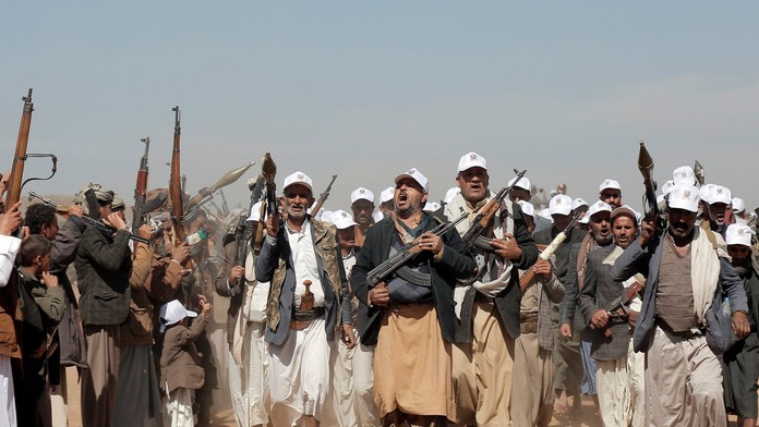 Bojovníci húsíov pochodujú počas zhromaždenia na podporu Palestínčanov v pásme Gazy.