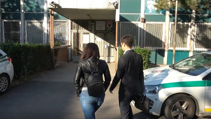 Muža previezli do nemocnice so zraneniami hlavy.