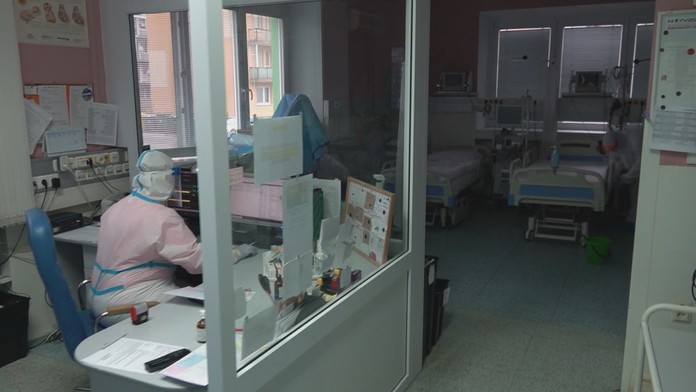 Vyčerpaní lekári a potrebný reštart bielej medicíny. Nemocnice volajú po pretransformovaní covidových oddelení