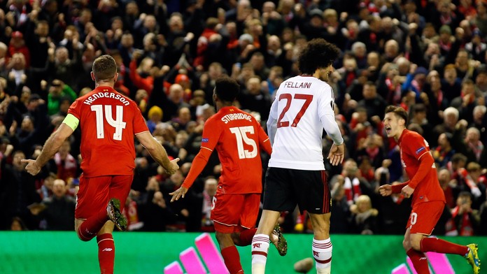 Na snímke druhý zľava hráč Liverpoolu Daniel Sturridge oslavuje svoj úvodný gól
