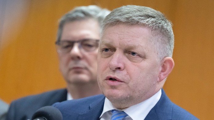 Na snímke v pozadí minister spravodlivosti Boris Susko (Smer-SD) a v popredí premiér SR Robert Fico (Smer-SD),