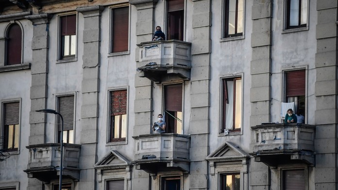 Ľudia v domácej karanténe v talianskom Miláne vyšli na balkóny.