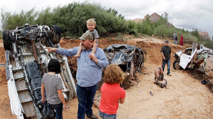 Silné dažde a záplavy si na západe USA vyžiadali najmenej 16 obetí na životoch. 