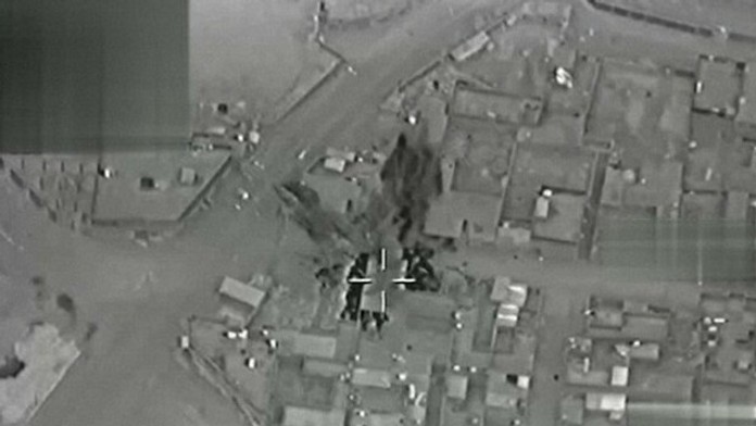 Zábery z nočných leteckých útokov.