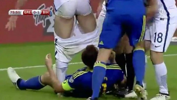 Bosniak Edin Džeko stiahol trenky Grékovi Sokratisovi Papasthatopoulosovi.