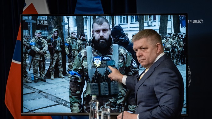 Predseda vlády Robert Fico ukazuje na fotografiu, na ktorej je veliteľ Gruzínskej národnej légie Mamuka Mamulašvili.