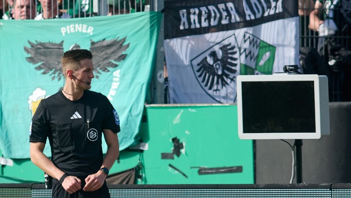 VIDEO: Kuriozita počas zápasu v Nemecku. Fanúšik vyjadril svoj nesúhlas s verdiktom neštandardným spôsobom