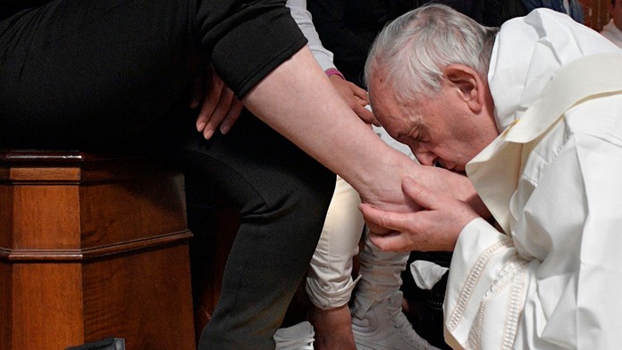 Pápež František bozkáva umyté nohy jednému z hriešnikov vo väzení v Paliane pri Ríme.