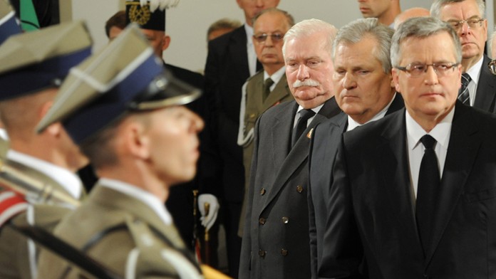 Na archívnej snímke sprava poľskí exprezidenti Bronislaw Komorovski, Aleksander Kwasniewski a Lech Walesa. 