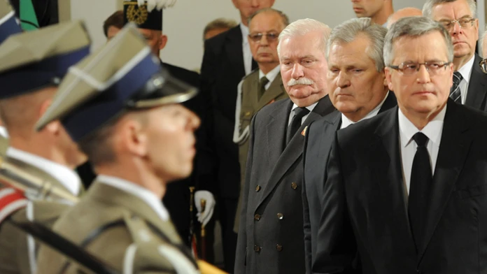 Na archívnej snímke sprava poľskí exprezidenti Bronislaw Komorovski, Aleksander Kwasniewski a Lech Walesa. 