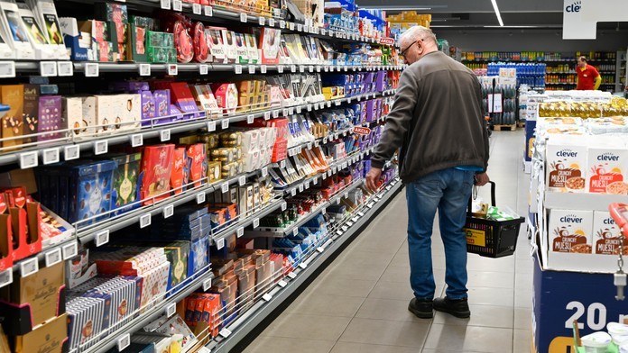 Muž nakupuje potraviny 