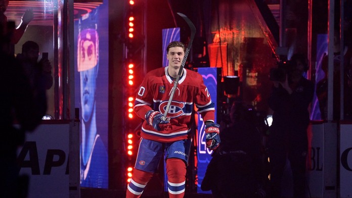 Zámorské médiá posielajú Slafkovského na farmu, tréner aj slávny spoluhráč ho podržali