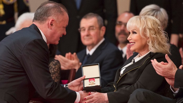 Herečka Zuzana Kronerová si preberá štátne vyznamenanie Rad Ľudovíta Štúra I. triedy.