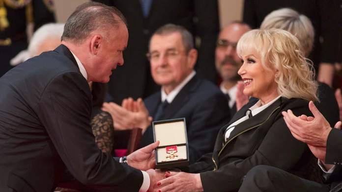 Herečka Zuzana Kronerová si preberá štátne vyznamenanie Rad Ľudovíta Štúra I. triedy.