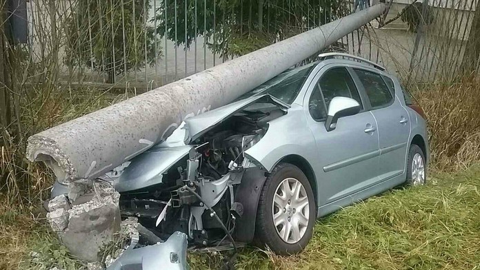 Na auto spadol stĺp.