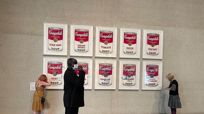 Útoky klimatických aktivistov sa v uplynulých týždňoch stupňujú. Tentoraz sa prilepili o dielo Andyho Warhola