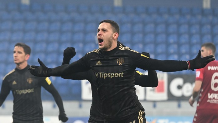 Kristián Koštrna oslavuje gól proti Mikulášu.