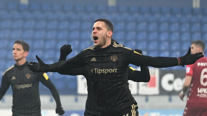 Kristián Koštrna oslavuje gól proti Mikulášu.