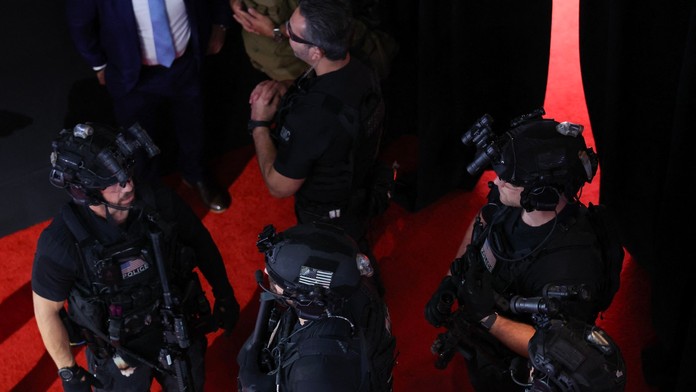 Na mieste, kde mali republikáni zjazd, zatkli ozbrojeného muža. Policajtom sa nepozdávalo viacero vecí