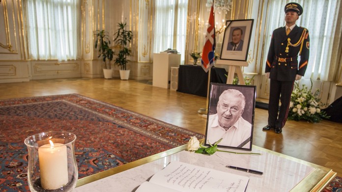 Na snímke kondolenčná kniha, ktorá bola zriadená v Prezidentskom paláci pri príležitosti úmrtia exprezidenta Michala Kováča