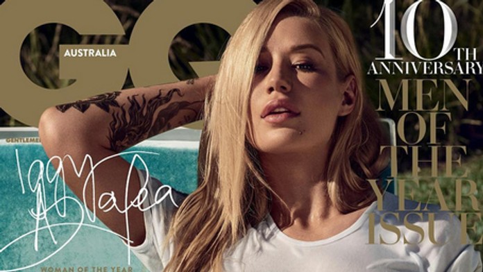 Povedali by ste, že toto sú silikóny? Iggy ako miss mokré tričko