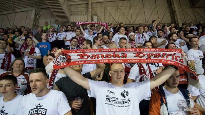Na snímke fanúšikovia Banskej Bystrice počas finále proti Trenčínu.
