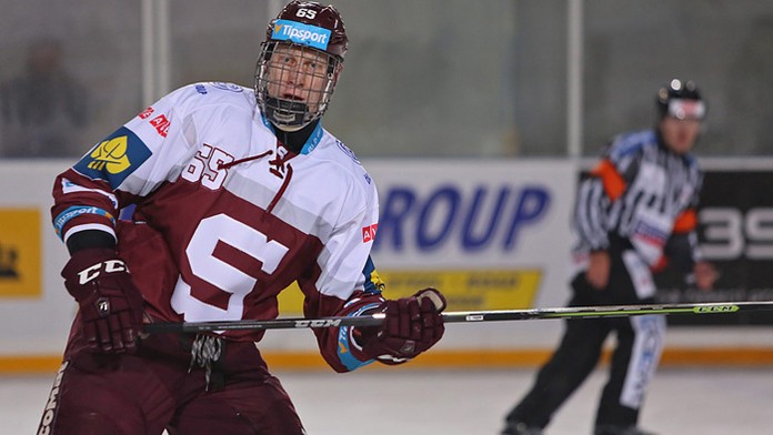 Hokejista Sparty Praha Slovák Michal Čajkovský.